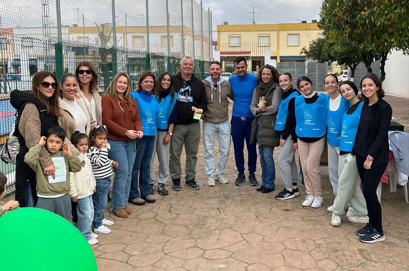 DIA INFANCIA GELVES 25 ENTREGA OBSEQUIOS