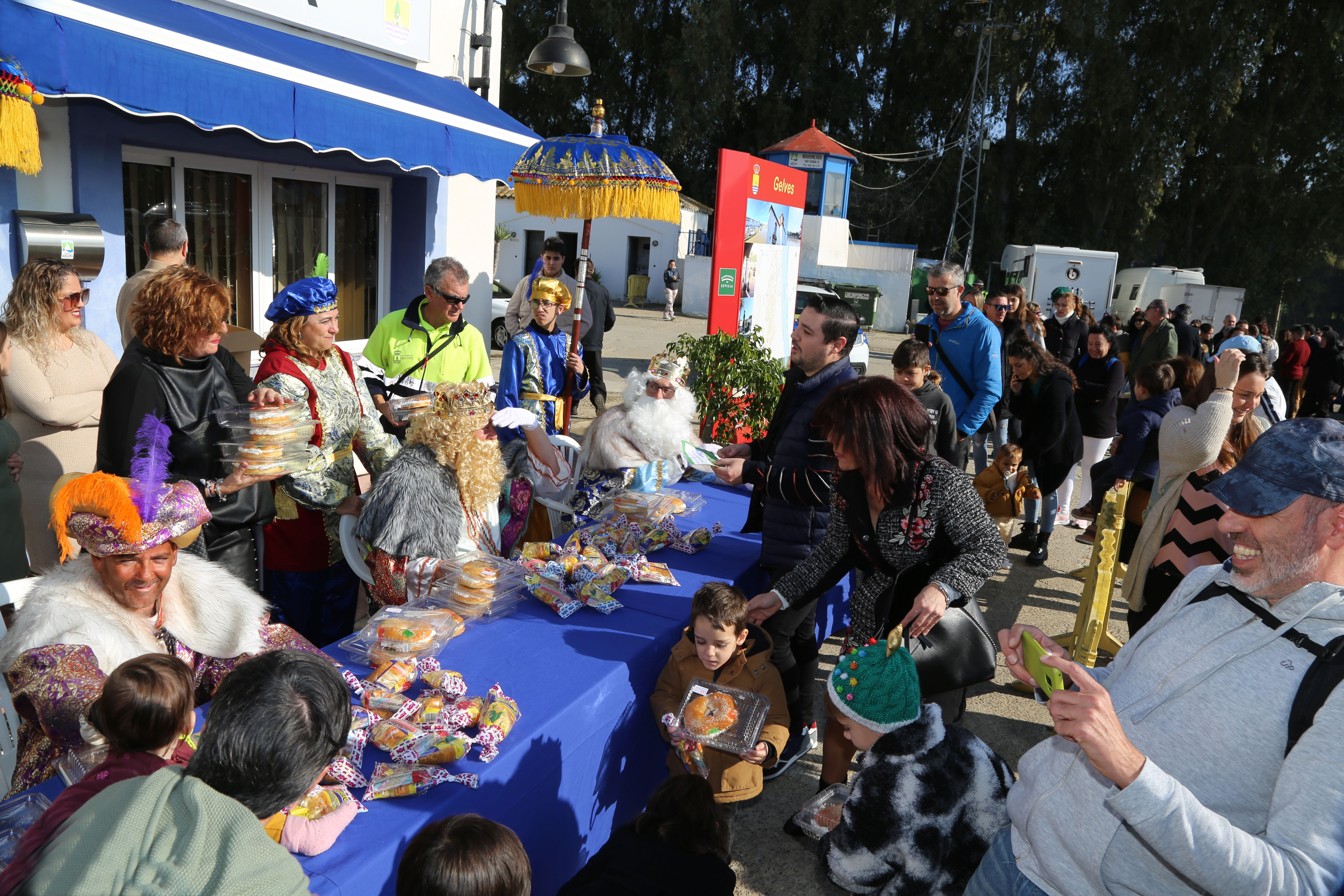 reparto roscos reyes puerto gelves 6 ENERO 23