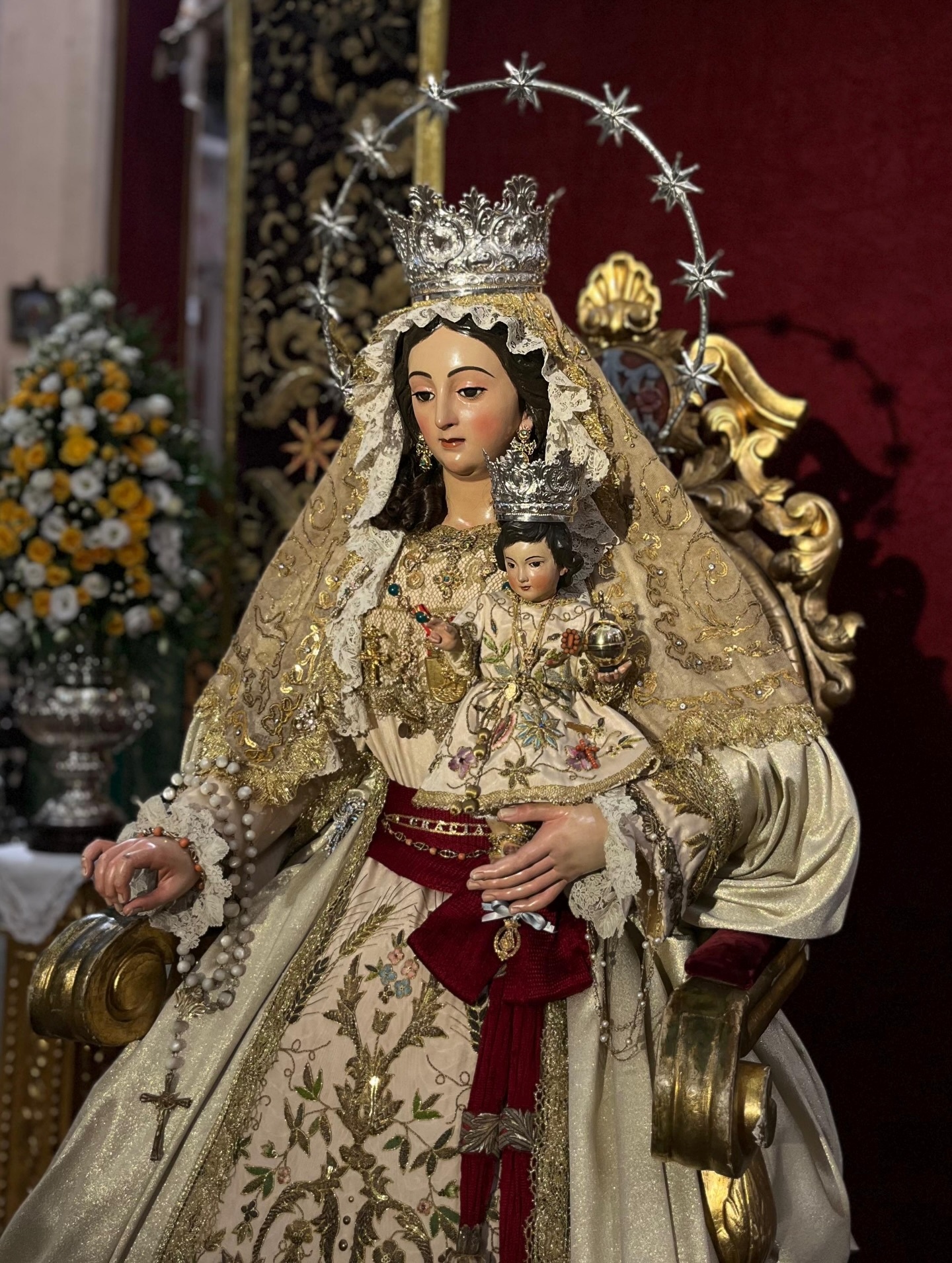 virgen de gracia besamanos